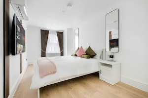 Emerald & Teak image 11