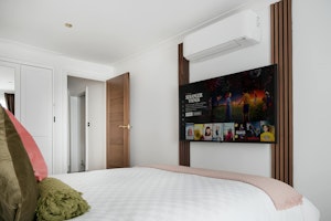 Emerald & Teak image 9