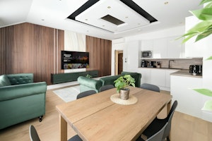 Emerald & Teak image 5