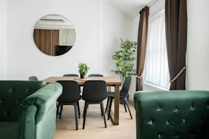 Emerald & Teak image 4