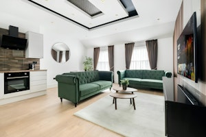 Emerald & Teak image 3
