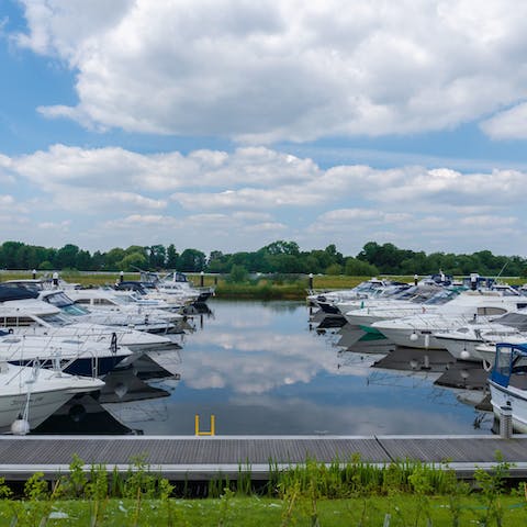 Hire a boat and access the Windsor Racecourse Marina from your doorstep