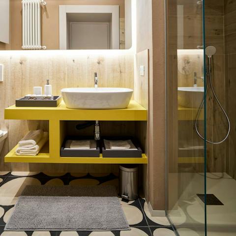 Get ready for an evening out in Florence in the stylish bathroom