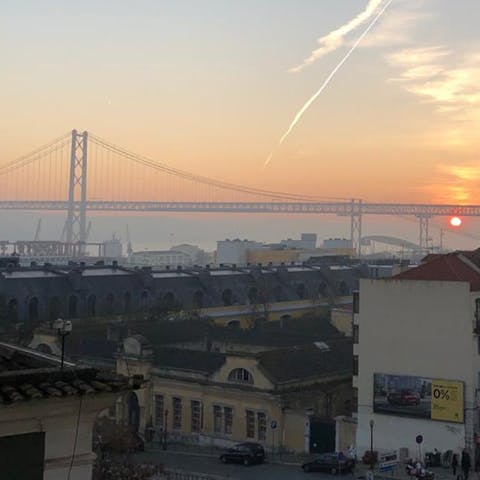 Admire the wonderful views of the famous Tagus River, and the iconic 25 de Abril bridge