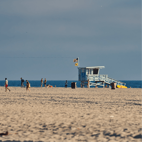 Wander down to Venice Beach in just ten minutes for a stroll along the boardwalk at dusk