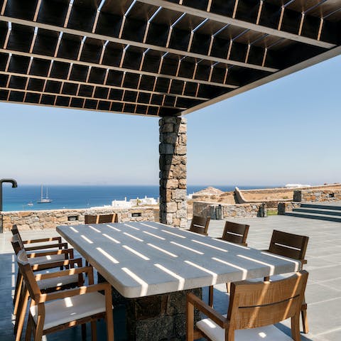 Find the perfect setting for evening drinks and delicious Greek meals