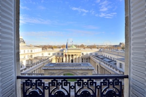 Splendour in the Air image 9
