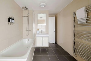 Elegant Mayfair image 10