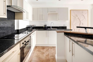 Elegant Mayfair image 6