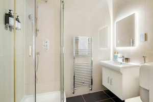 Elegant Mayfair image 3