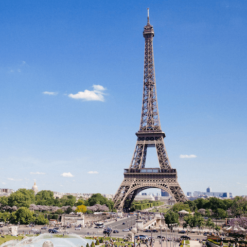 Access the Eiffel Tour and Arc de Triompe in less than twenty minutes  