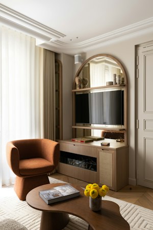 The Modern Parisienne image 2