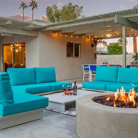 Share unforgettable evenings with friends in the outdoor lounge area 