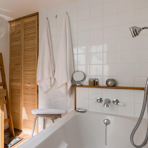 Run a hot bath in the main en-suite bathroom and unwind after a busy day