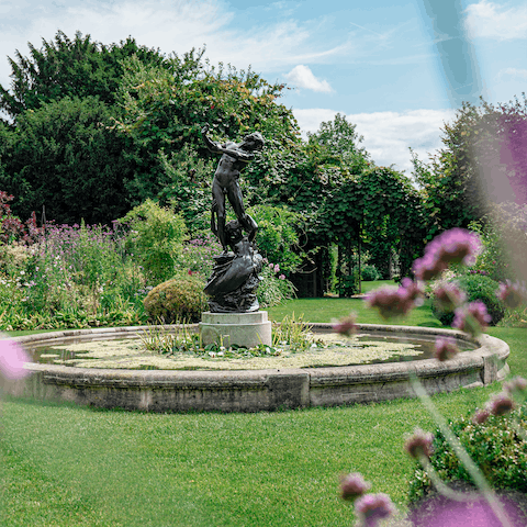 Stay within walking distance of Marylebone and Regent's Park – just nineteen minutes away