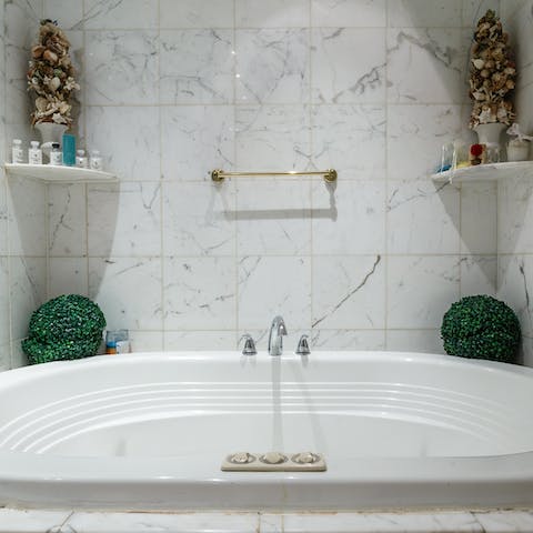 The marble enclosed spa bathtub 