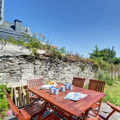 Dine al fresco in the garden