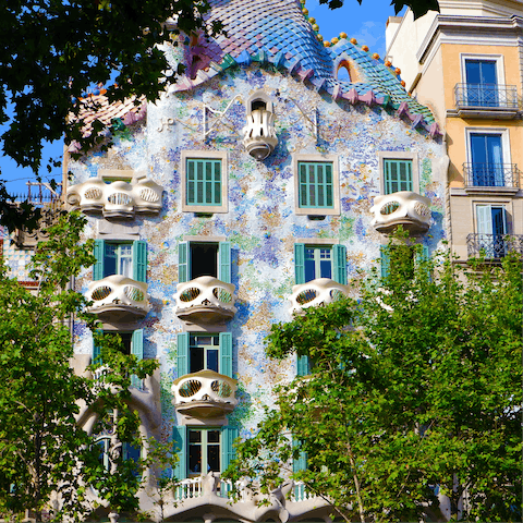 Gaze in awe at the facade of Casa Batlló, eight minutes away