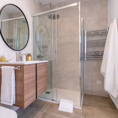 Start mornings with a luxurious soak under the bathrooms' rainfall showers