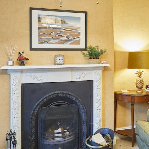Enjoy the cosy atmosphere of the living room, and curl up by the open fireplace 
