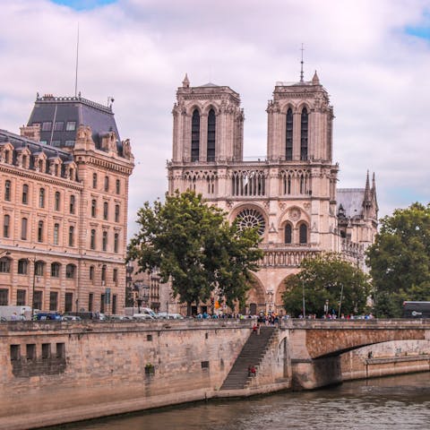 Cross the Pont Neuf and admire the Notre Dame Cathedral 