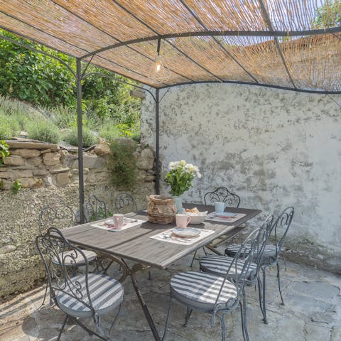 Cook in the outdoor kitchenette and dine under the stars