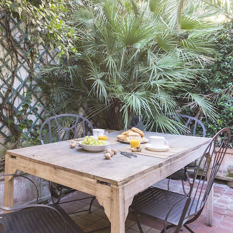 Enjoy breakfast on the plant-framed terrace