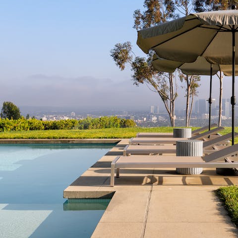Relax by the pool with the panorama of the City of Angles in sight 