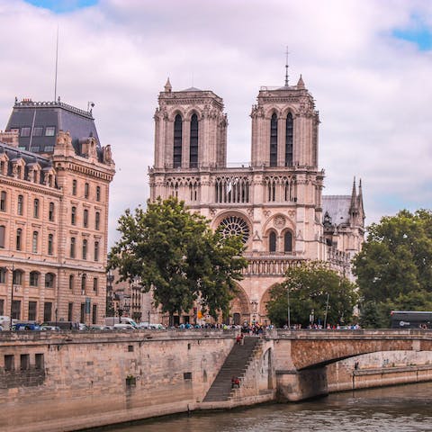 Stroll over to Île de la Cité to see the Notre Dame in less than quarter of an hour