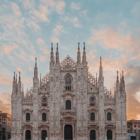 Take a sunrise stroll for eleven minutes to reach the Duomo di Milano