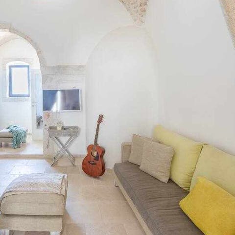 Play the guitar in the characterful living room