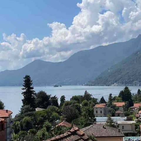Stay in picturesque Maccagno, 180 metres from the shores of Lago Maggiore