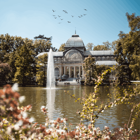 Spend sunny days relaxing by the fountain in El Retiro Park