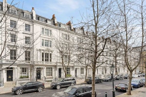 Queen of Kensington image 2