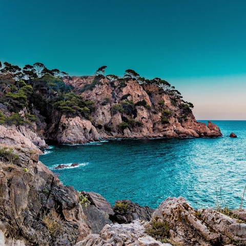 Explore the beautiful coast – your home is just a short drive away from the sandy beaches of Fuengirola and La Cala de Mijas