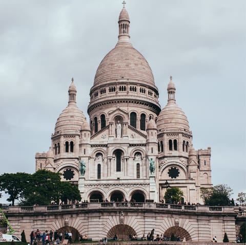 Visit the Sacré Coeur, just 0.9km from the apartment