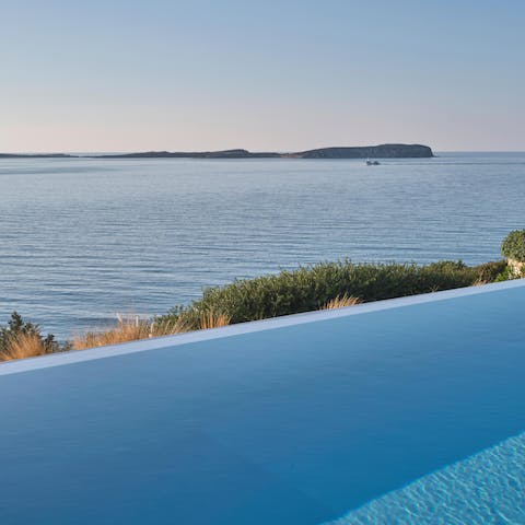 Take a refreshing dip in the infinity pool on hot days