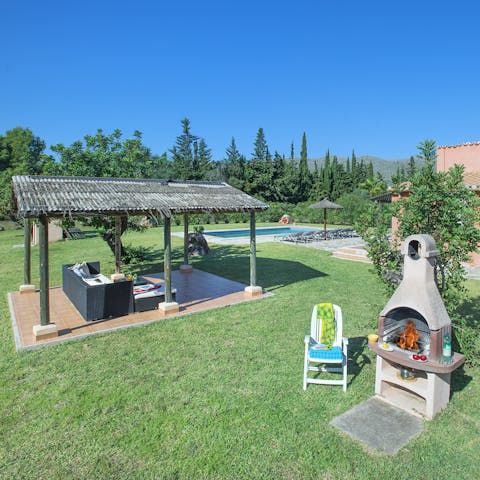 Barbecue some fresh fish for delicious homemade meals amidst the garden's Mediterranean fauna and flora 