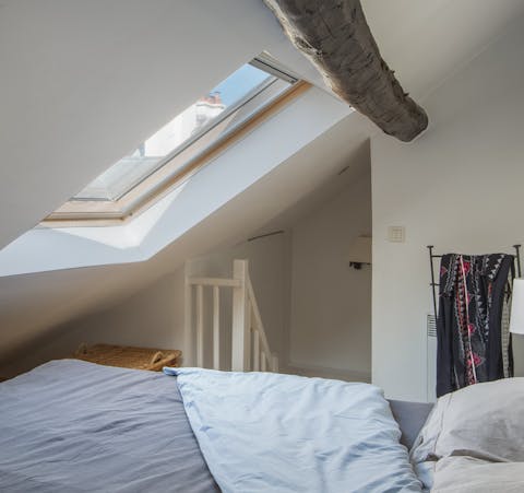 Sloping ceilings in the bedroom to cosy effect