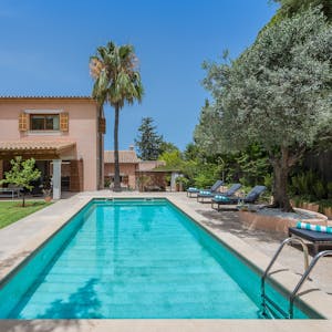  **Beautifully landscaped gardens and pool** Guests were impressed with the beautiful gardens and pool at this villa. They enjoyed spending time relaxing in the sun or swimming in the pool.