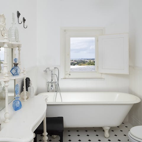 Enjoy a long and lovely soak in the rolltop bathtub after busy days exploring the area