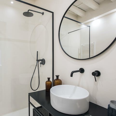 Clean and minimalist lines in the bathroom