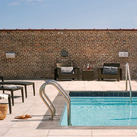 Hang out at the communal rooftop pool and sun lounger area to soak up some Louisiana sunshine 
