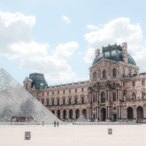 Walk to the Louvre Museum in fifteen minutes