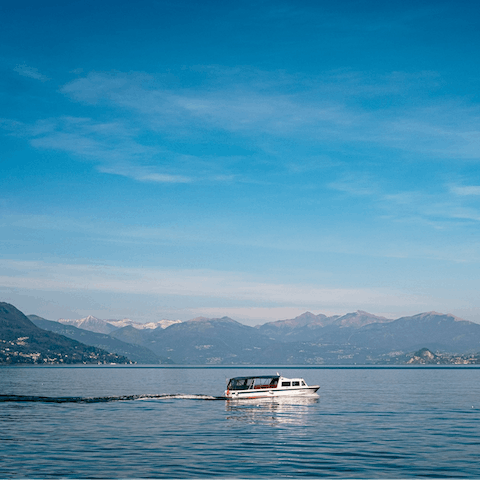 Stay in Lake Como with spectacular panoramic views over the lake and the mountains 