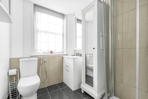 Mayfair Retreat image 7