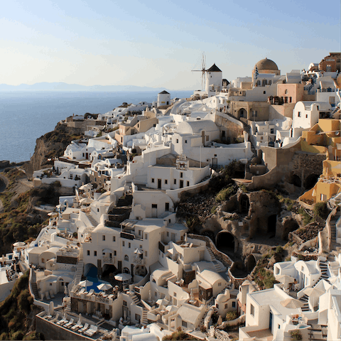 Stay a thirty-minute walk from Oia – the cobbled lanes are perfect for a wander