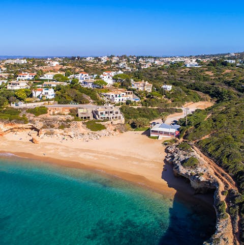 Take the short, 400-metre stroll to Pintadinho beach and sink your feet into the sand