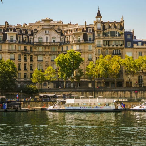 Enjoy a boat trip along the Seine – just a short walk away 