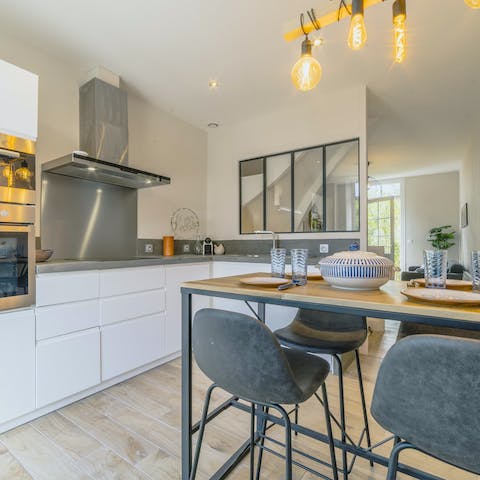 Start the day at the stylish breakfast bar in the kitchen